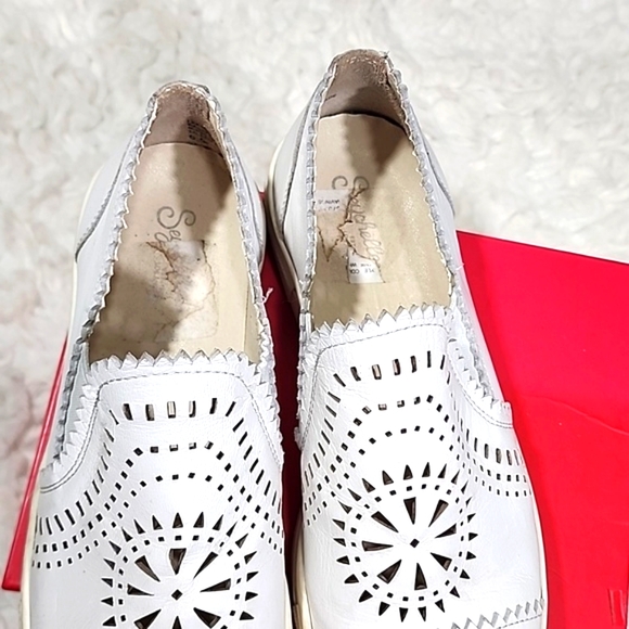 Seychelles White Slip On Shoes. 6.5 - Picture 6 of 7